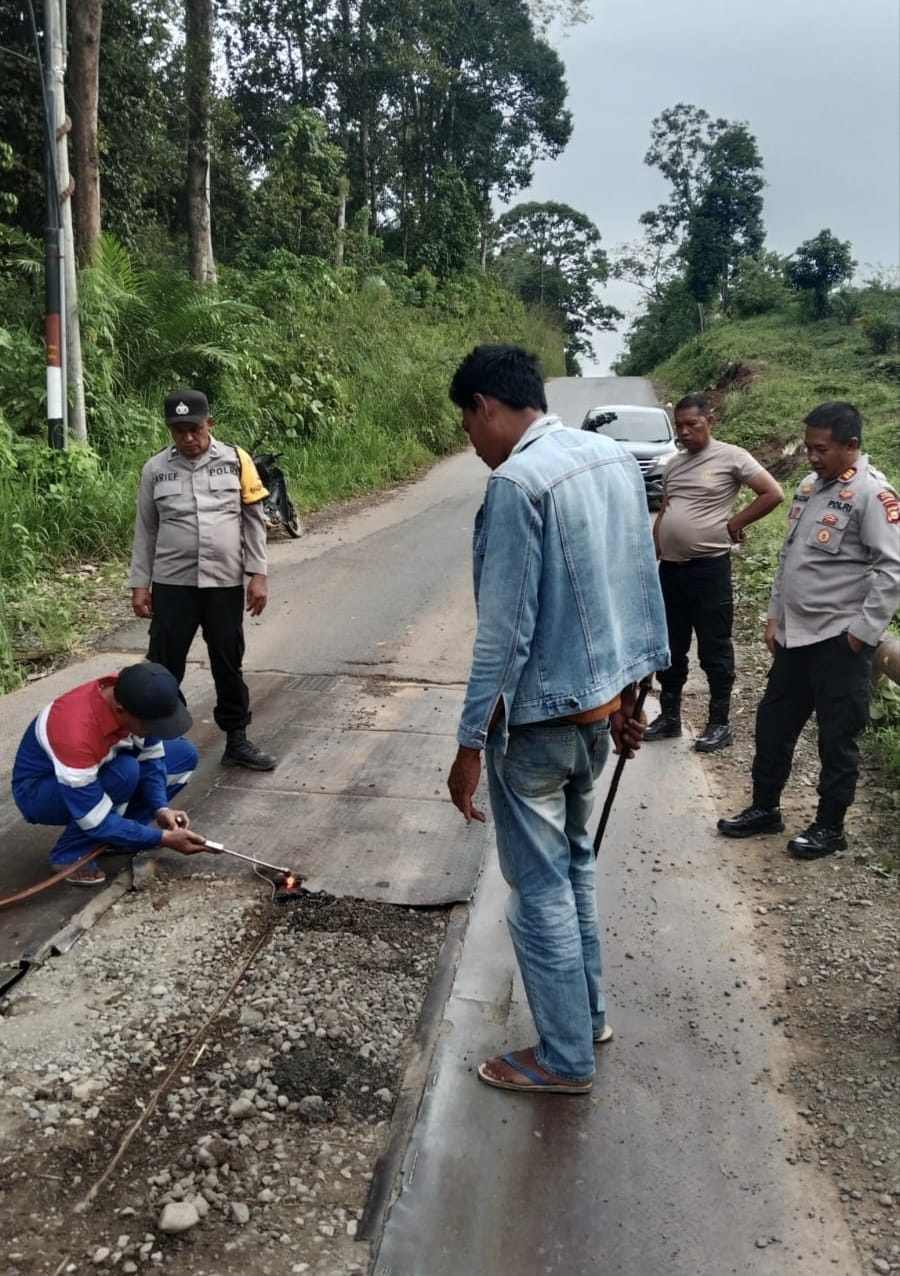 Cegah Kecelakaan Berulang, Kapolsek BTS Ulu Turun Langsung Benahi Jembatan Berlubang di Desa Tambangan