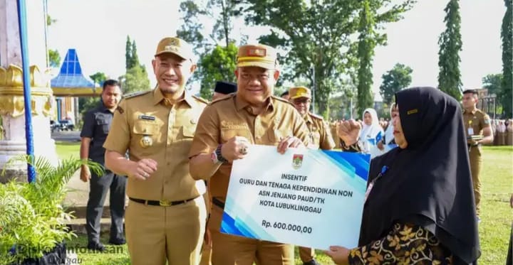 Wali Kota Lubuk Linggau Pimpin Apel Bulanan Akhir Tahun 2025, Serahkan Insentif Guru dan Sejumlah Penghargaan