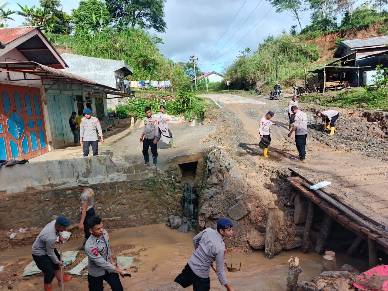 Polri Di Aceh Tengah Terus Pulihkan Rumah Warga, Fasilitas Umum, dan Akses Jalan Nasional Pasca Bencana