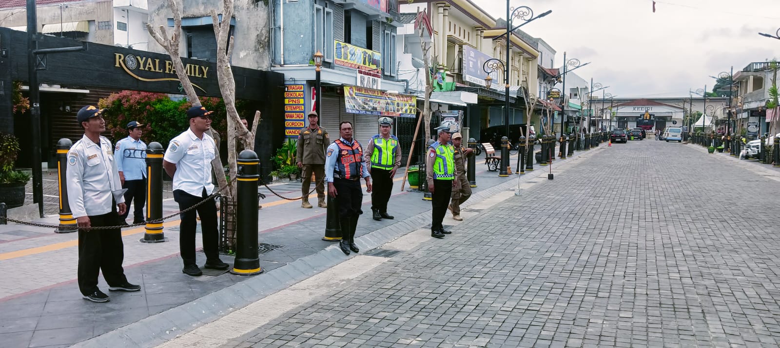 Satlantas Polres Kediri Kota Pastikan Uji Coba Satu Arah Jalan Stasiun Berjalan Tertib Satlantas Polres Kediri Kota Pastikan Uji Coba Satu Arah Jalan Stasiun Berjalan Tertib