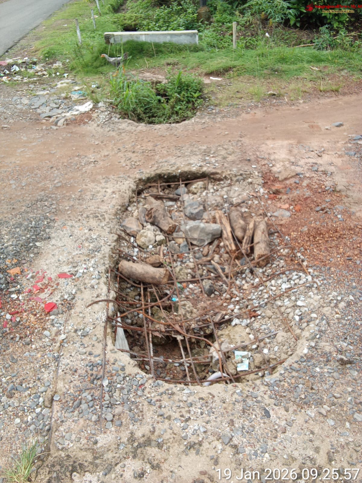 Diduga Pakai DD 2023  Pembagunan Asal – Asalan Rabat Beton Amburadul Serta Gorong Jebol Rusak Parah Didesa Tritunggal Waway Karya 