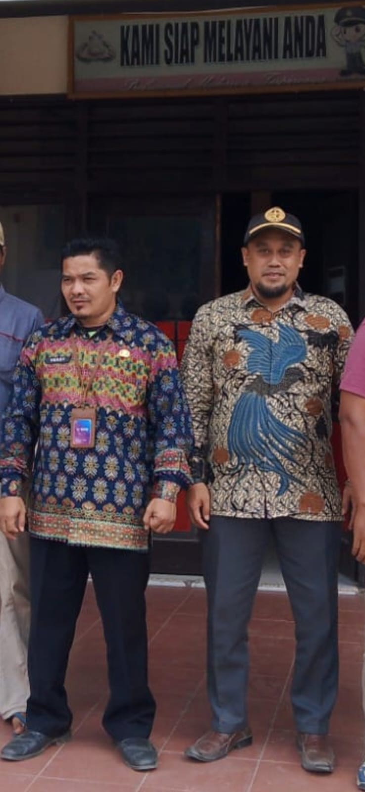 Diduga SMA Negeri 10 TJB Memelihara Preman, Jurnalis Dihina dan HP Direbut – Kepsek Malah Bela dan Ancam   