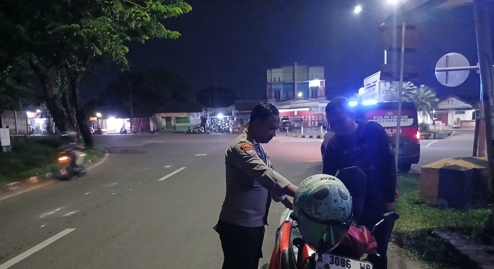 Personil Polsek Ciwandan Patroli Dan Ngobrol Dengan Para Remaja Sampaikan Himbauan Kamtibmas Personil Polsek Ciwandan Patroli Dan Ngobrol Dengan Para Remaja Sampaikan Himbauan Kamtibmas