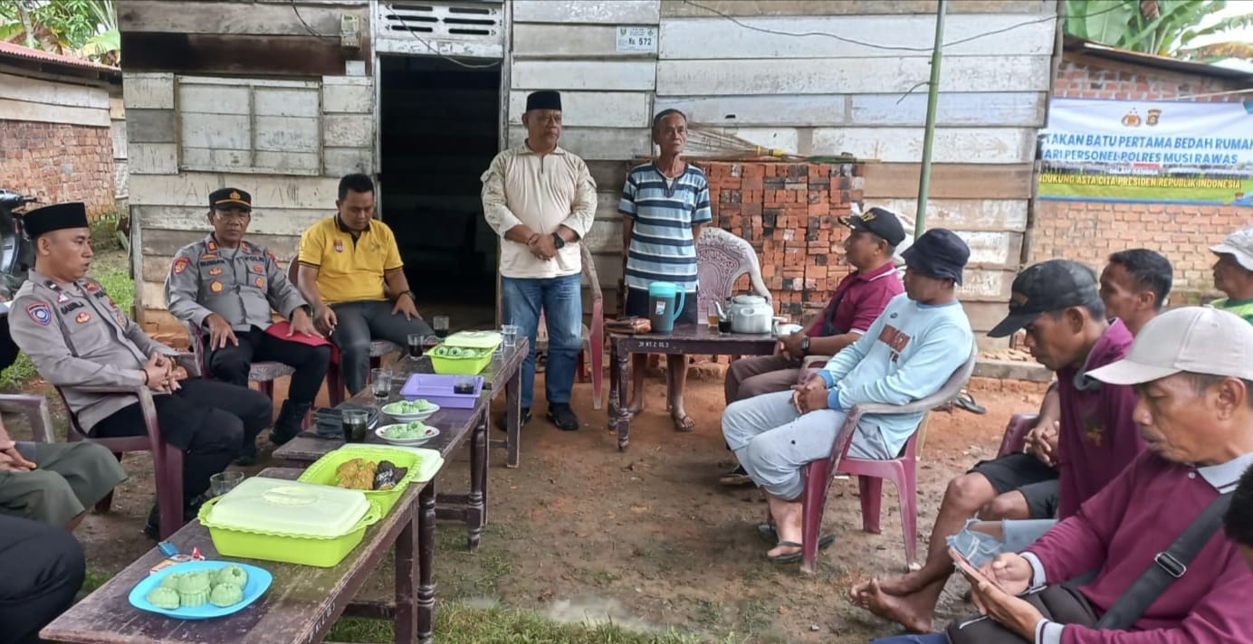 Bentuk Perhatian Terhadap Warga, Polsek Tugumulyo Polres Musi Rawas Terapkan Program Bedah Rumah “Bedulur” di Desa Mataram