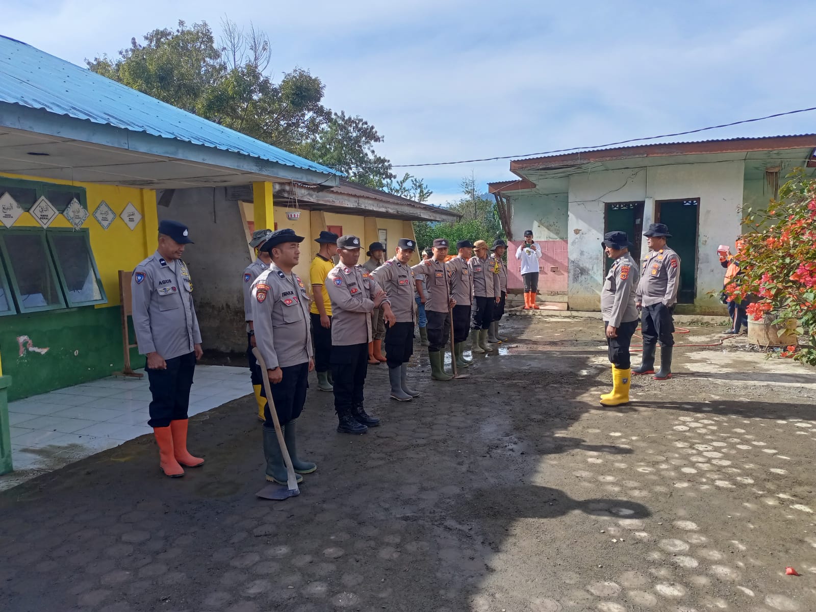 Polsek Kota Takengon Aceh Tengah Gotong Royong Pulihkan Fasilitas Pendidikan di SDN 9 Kebayakan. 