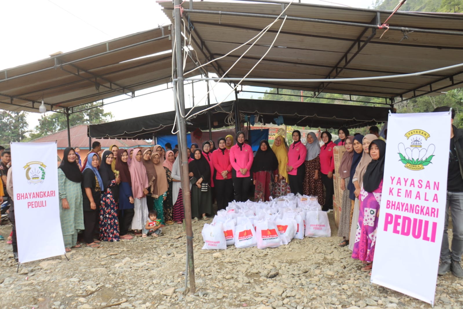 Ketua Bhayangkari Cabang Aceh Tengah Distribusikan Bantuan Ketua Bhayangkari Daerah Aceh untuk Korban Bencana