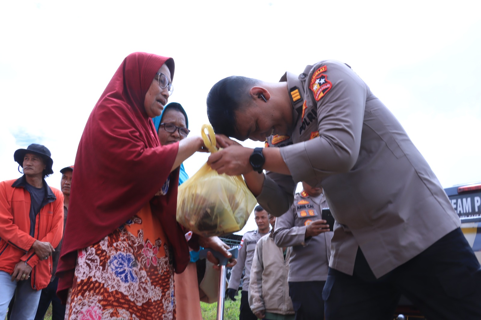Mahasiswa STIK-PTIK Angkatan 83 Bagikan Daging Meugang dan Bansos Kapolri di Pengungsian Jamur Ujung