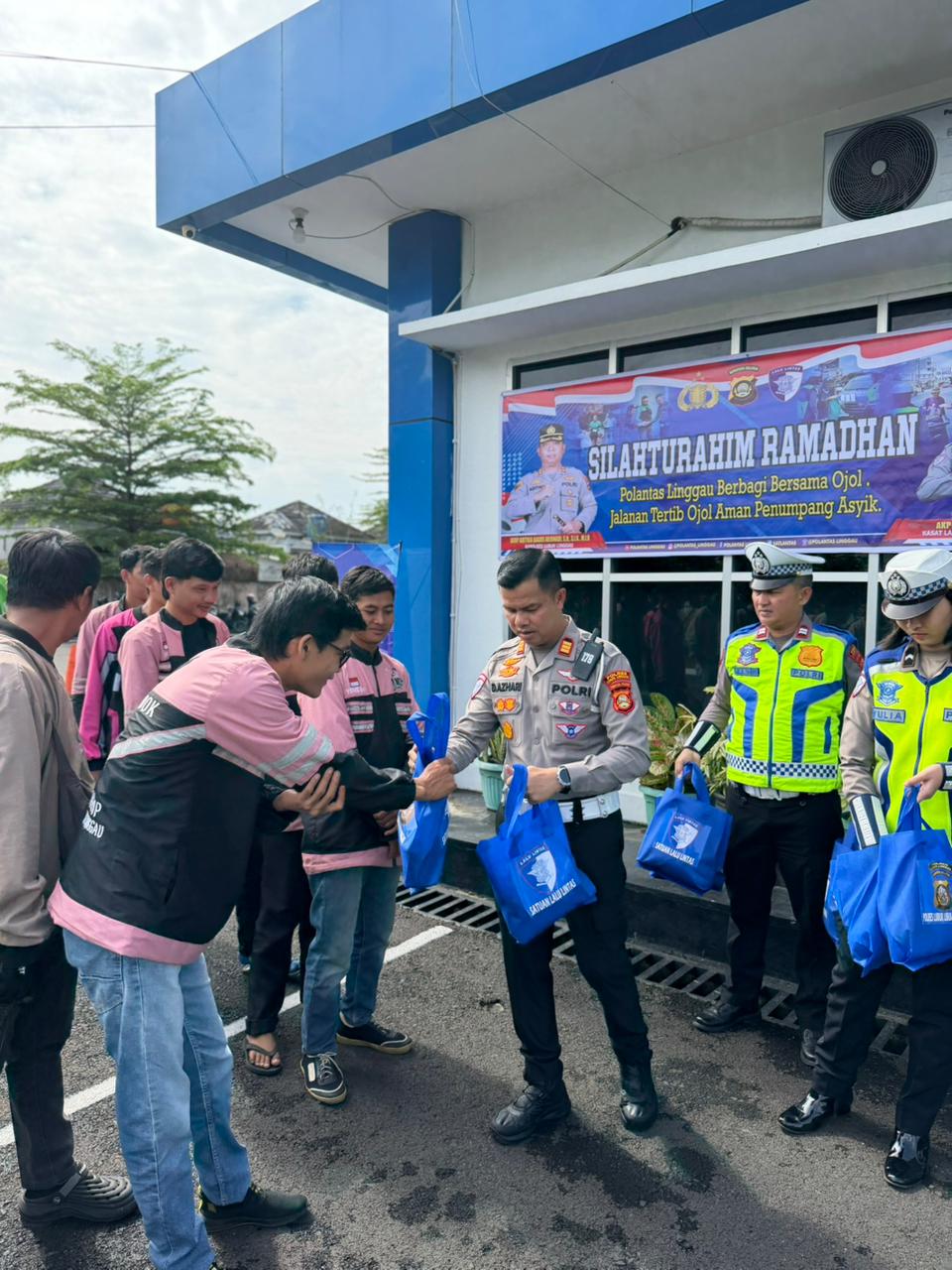 Personil Satlantas Polres Lubuk Linggau Tampak Membaur Dan menyapa Para Pengemudi Dan Memberikan Bikisan Kepada (OJOL) Dan (JASTIP)