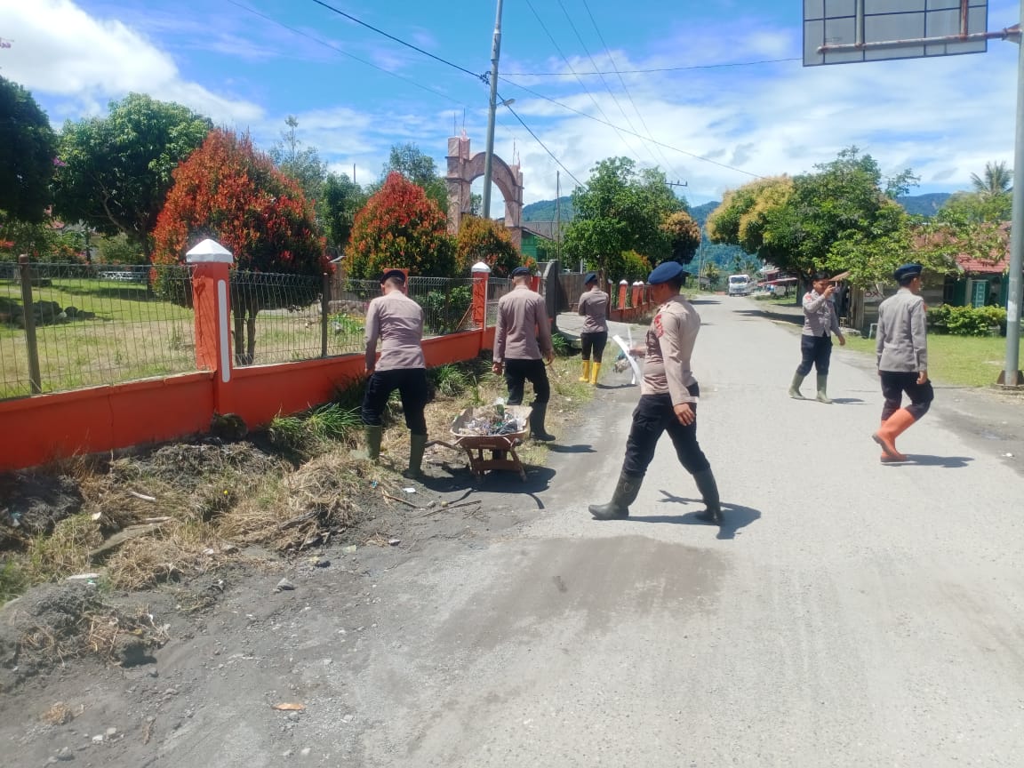 Gerakan ASRI, Polres Aceh Tengah dan BKO Brimob Ciptakan Lingkungan Bersih Lewat Kurve di Sepanjang Jalan