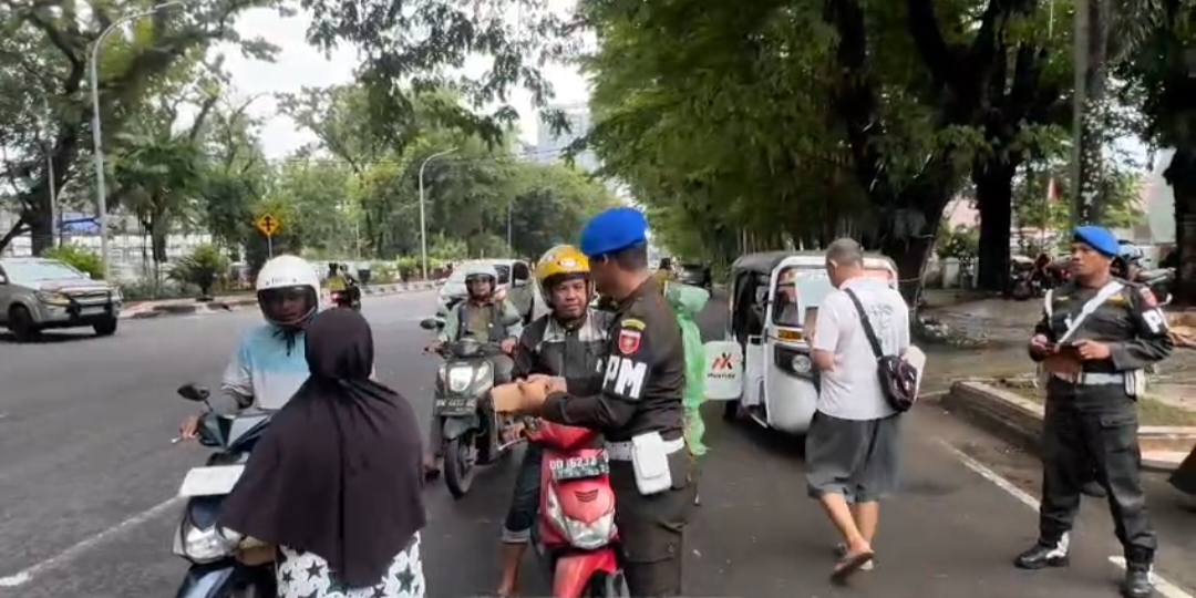 Denpom XIV/4 Makassar Berbagi Takjil di Tengah Hujan | Semangat Ramadhan. Denpom XIV/4 Makassar Berbagi Takjil di Tengah Hujan | Semangat Ramadhan.