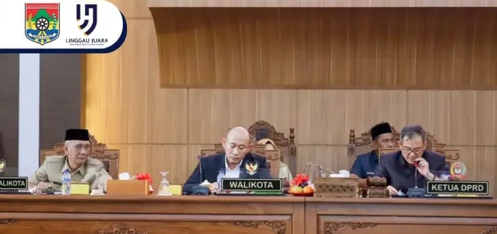 Wali Kota Lubuk Linggau Mendengarkan Pandangan Umum Fraksi Dewan Terhadap 6 Raperda