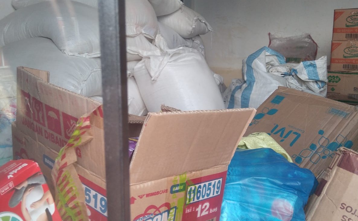 Diduga Ada yang Disembunyikan: Bantuan Logistik Menumpuk di Kalasegi