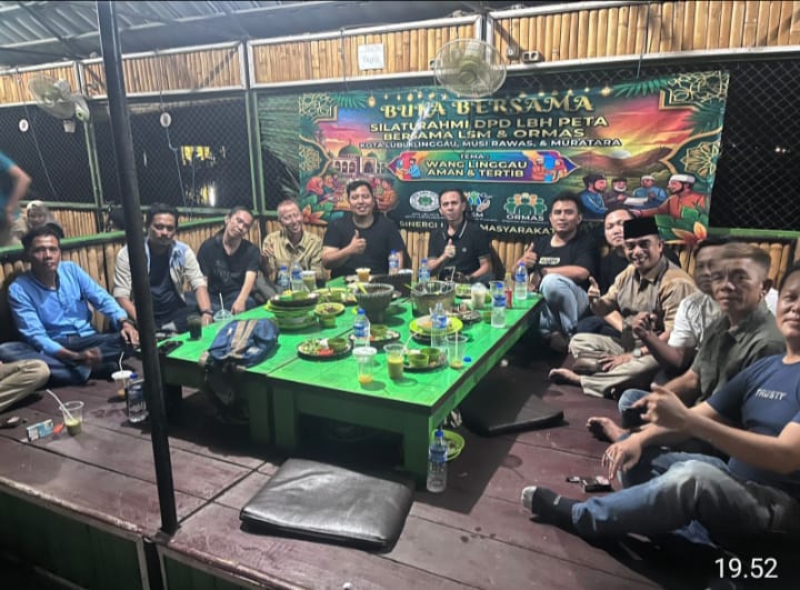 KETUA LBH PETA Sumsel HAzam Adakan Berbuka Puasa Bersama di Rumah Makan Bebek Gober 45 di Siring Agung