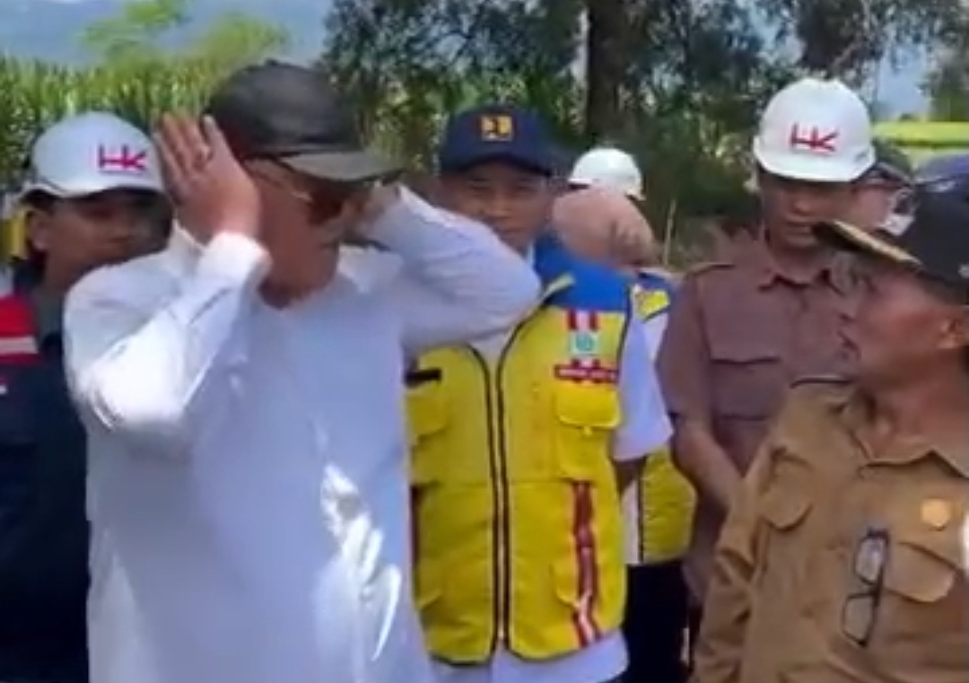 “Suruh Bupati Kau Itu Adzan”, Candaan Tagore di Lokasi  Sinkhole, Tuai Sorotan Netizen”