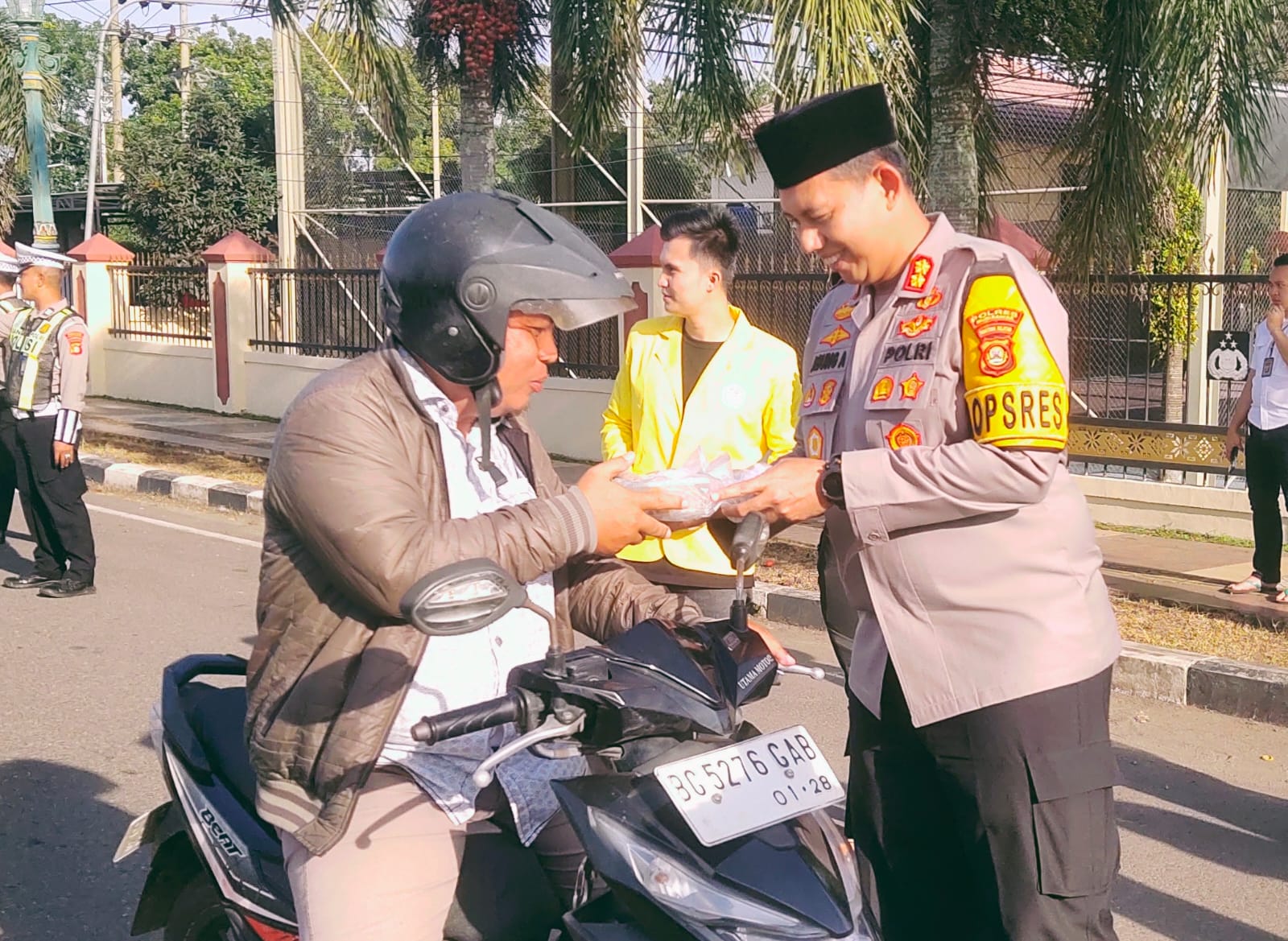 Dari Was-Was Dikira Razia Malah Berakhir Bahagia, Satlantas Polres Musi Rawas Bersama Komunitas Ojek Beliti dan Mahasiswa Bagi Takjil
