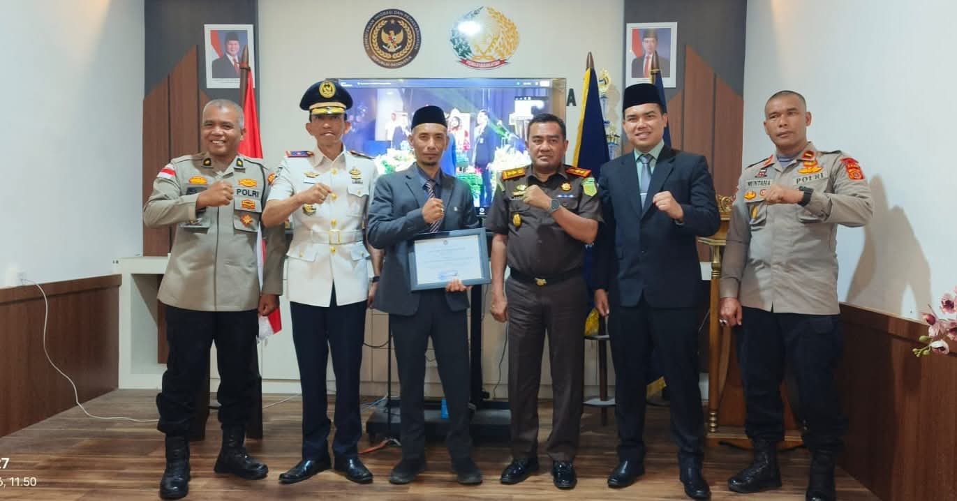 Disdik Bener Meriah Terima Penghargaan pada Hari Tasyakuran HBP ke-62