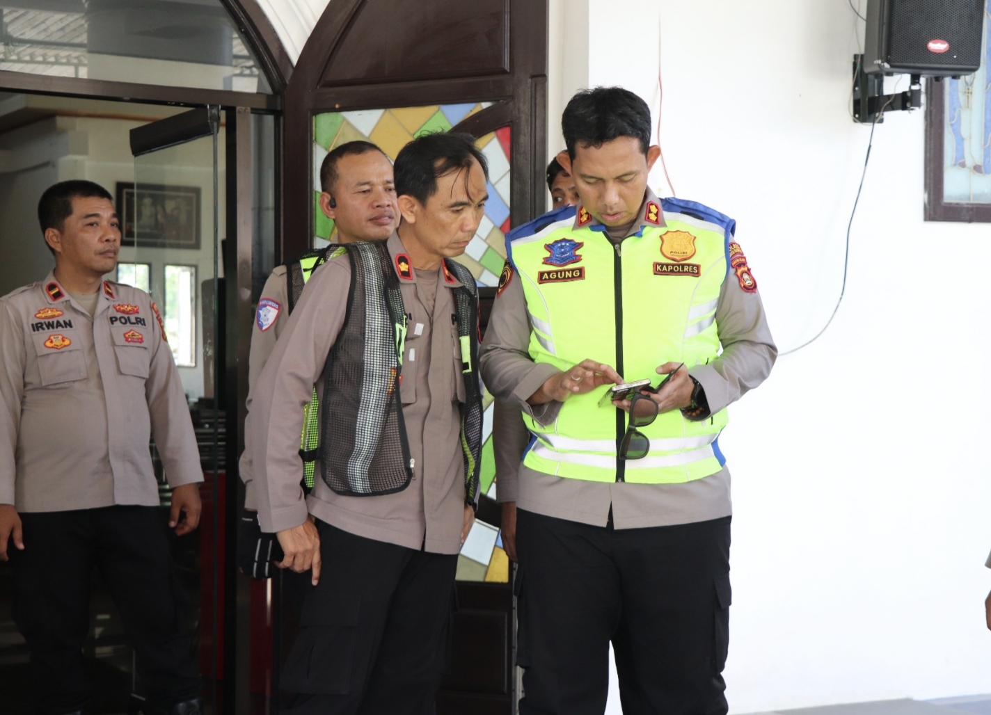 Dukung Program Kapolda Sumsel “Nyago Sumsel”, Kapolres Musi Rawas Terapkan “Nyago Musi Rawas”, Turun Langsung Sterilisasi Gereja