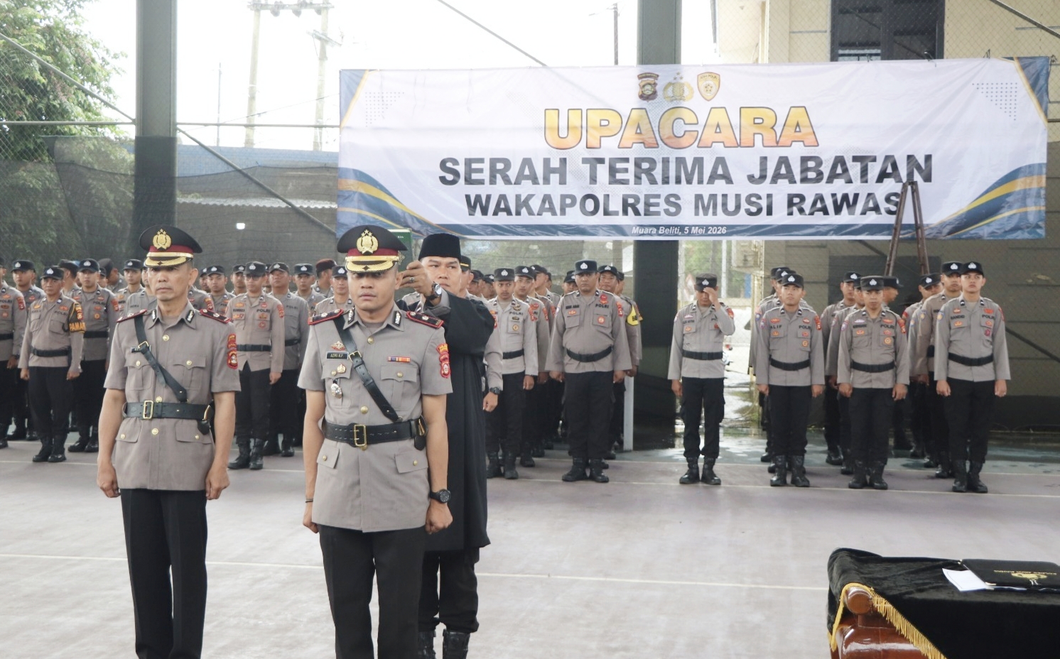 Tongkat Estafet Wakapolres Musi Rawas Resmi Berganti, Sertijab Berlangsung Khidmat di Tengah Hujan Rintik