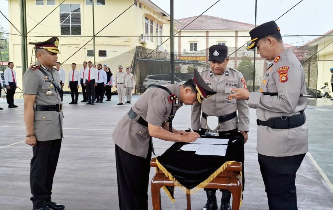 Tongkat estafet Wakapolres Musi Rawas Resmi Berganti, Sertijab Berlangsung Khidmat di Tengah Hujan Rintik