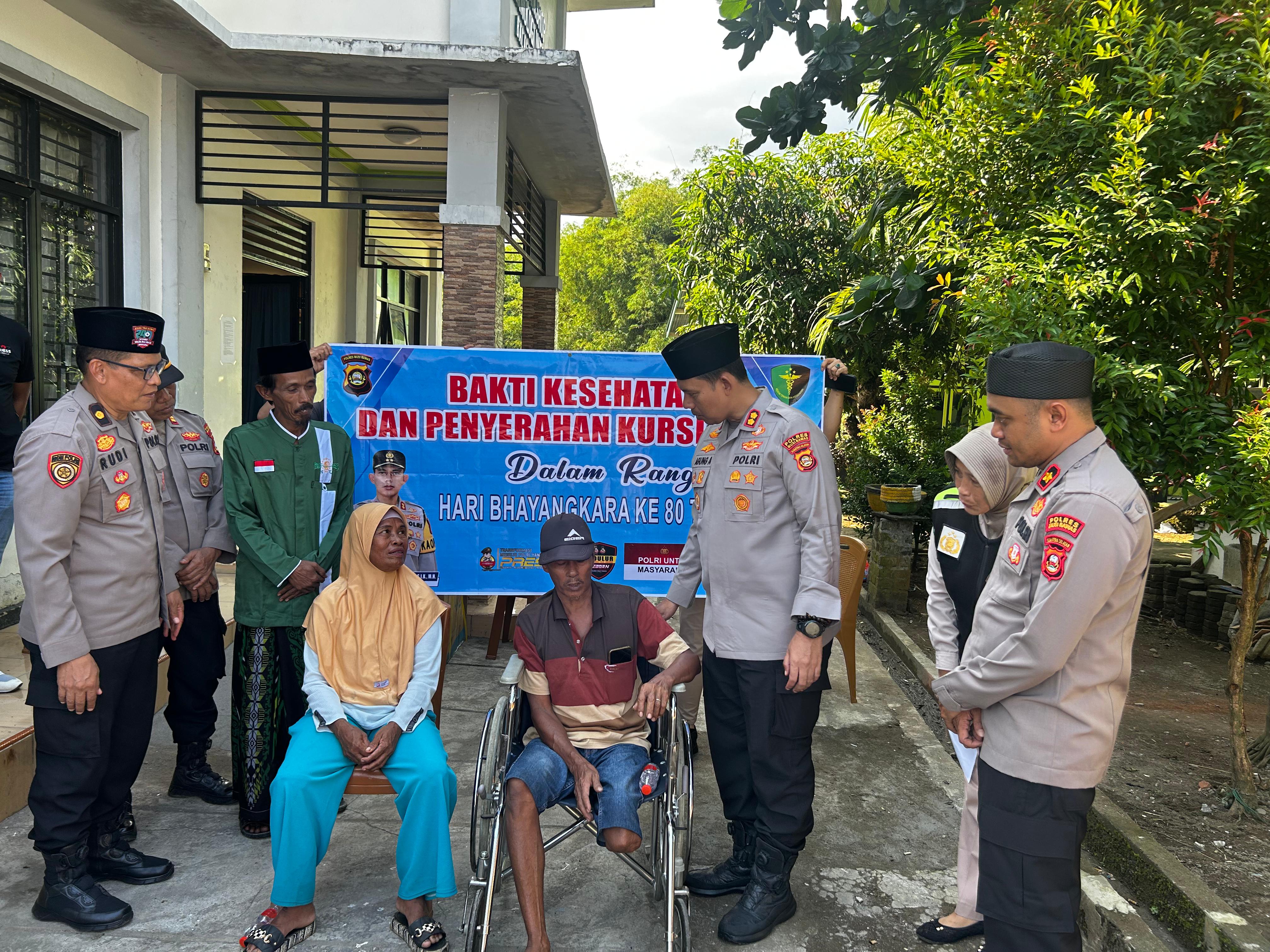 Wujud Kepedulian Polri, Kapolres Musi Rawas Serahkan Bantuan Kursi Roda Wujud Kepedulian Polri, Kapolres Musi Rawas Serahkan Bantuan Kursi Roda