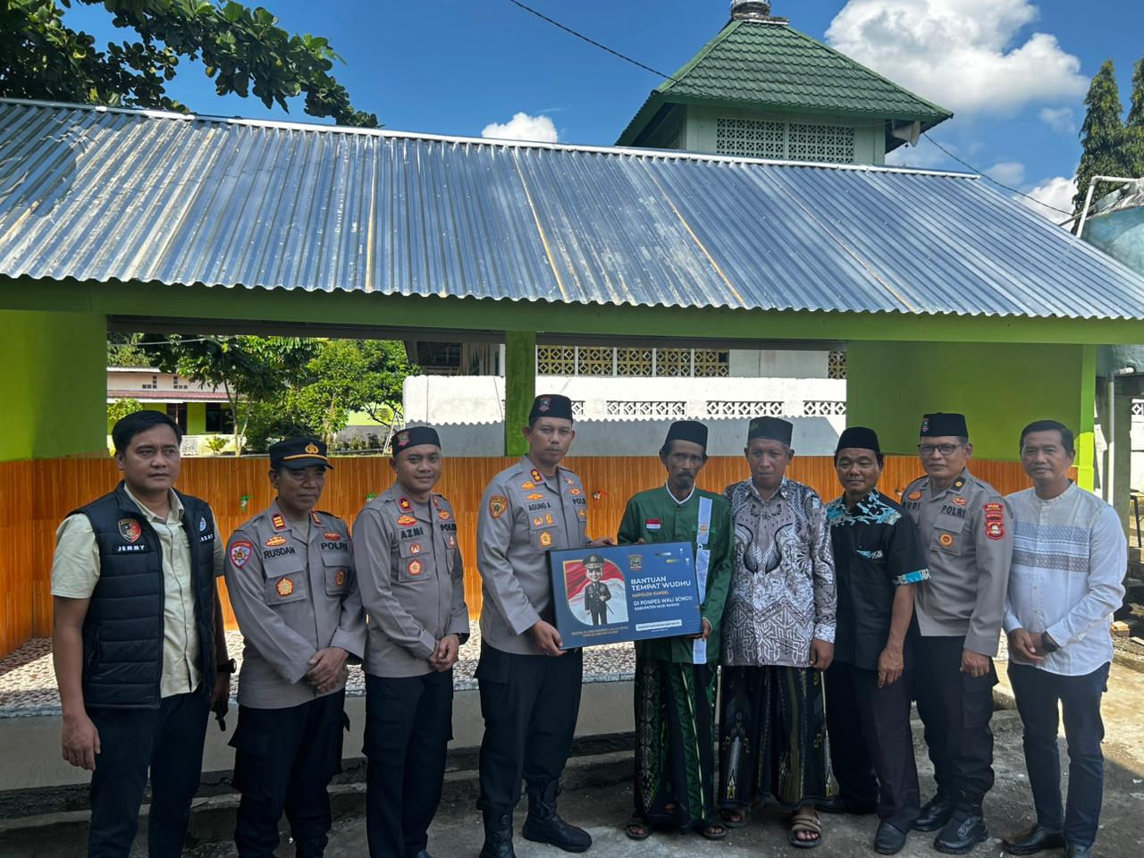 Sinergi Religi: Kapolres Musi Rawas Serahkan Bantuan Tempat Wudhu dari Kapolda Sumsel untuk Ponpes Walisongo Sinergi Religi: Kapolres Musi Rawas Serahkan Bantuan Tempat Wudhu dari Kapolda Sumsel untuk Ponpes Walisongo