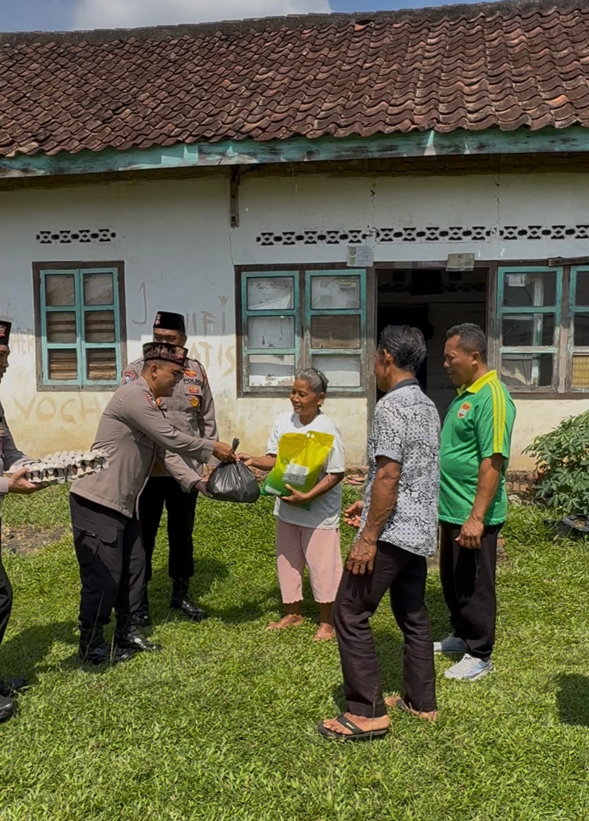 Kapolres Musi Rawas Melalui Sat Binmas Gelar Jumat Berkah Berbagi -Sambut Hari Bhayangkara ke -80