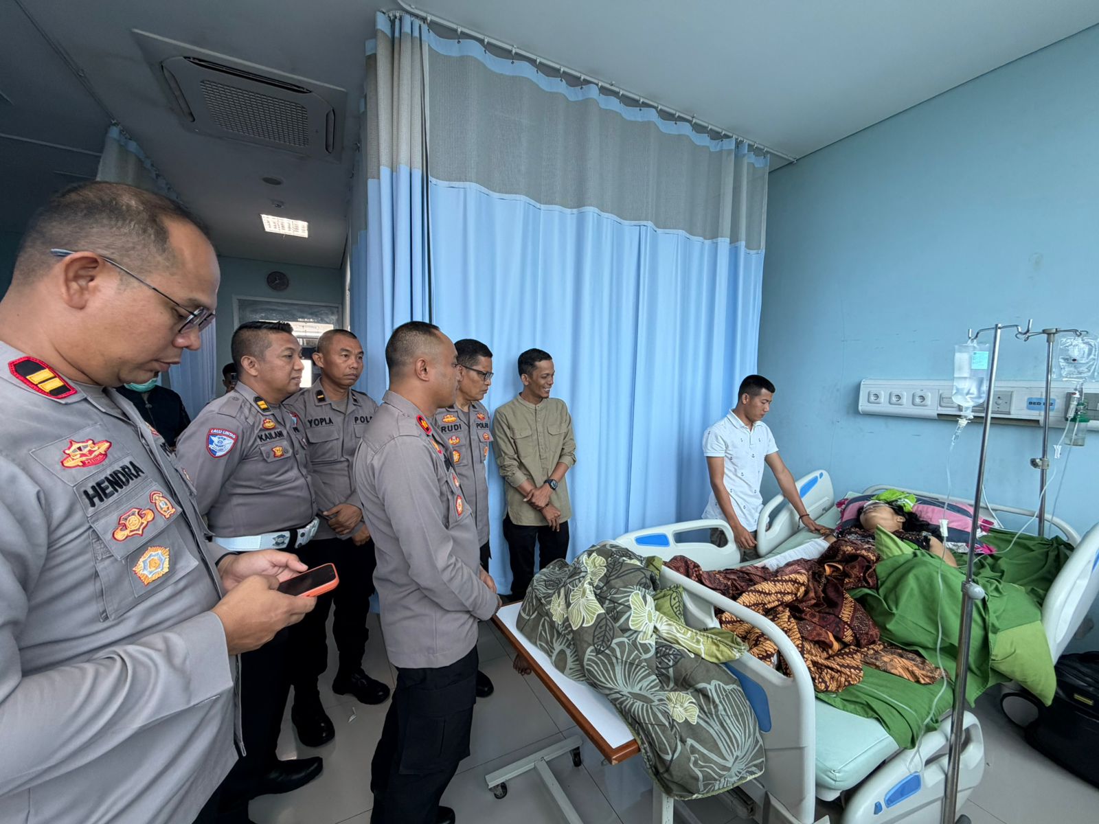 Wujud Empati Mendalam, Polres Musi Rawas Sambangi Korban Laka Lantas Saat Pengawalan Jemaah Haji