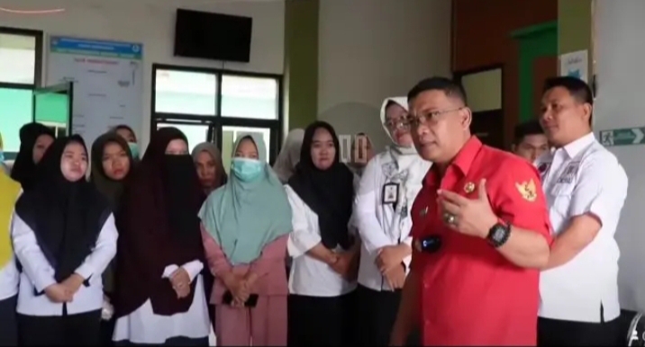 Bupati Musi Rawas Utara H Devi Suhartoni Berkunjung Di Puskesmas Sering Dijumpai Tidak ada Di Tempat saat Bertugas Bupati Musi Rawas Utara H Devi Suhartoni Berkunjung Di Puskesmas Sering Dijumpai Tidak ada Di Tempat saat Bertugas