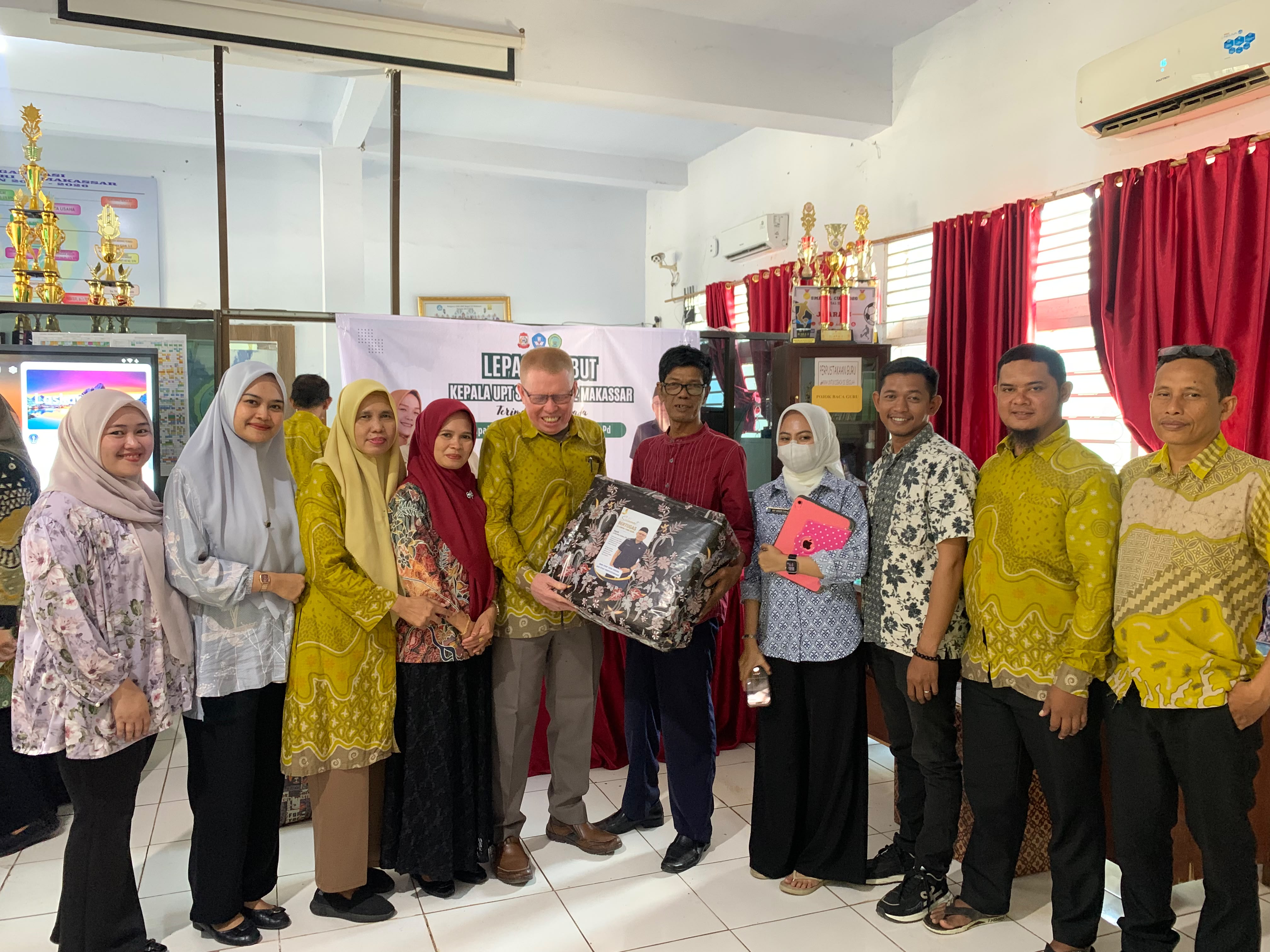 Lepas Sambut Kepala Sekolah UPT SPF SMPN 12 Makassar, Laode Imam Sutrisno Serahkan Tongkat Pimpinan Kepada DRA Habibah.M.Pd Lepas Sambut Kepala Sekolah UPT SPF SMPN 12 Makassar, Laode Imam Sutrisno Serahkan Tongkat Pimpinan Kepada DRA Habibah.M.Pd