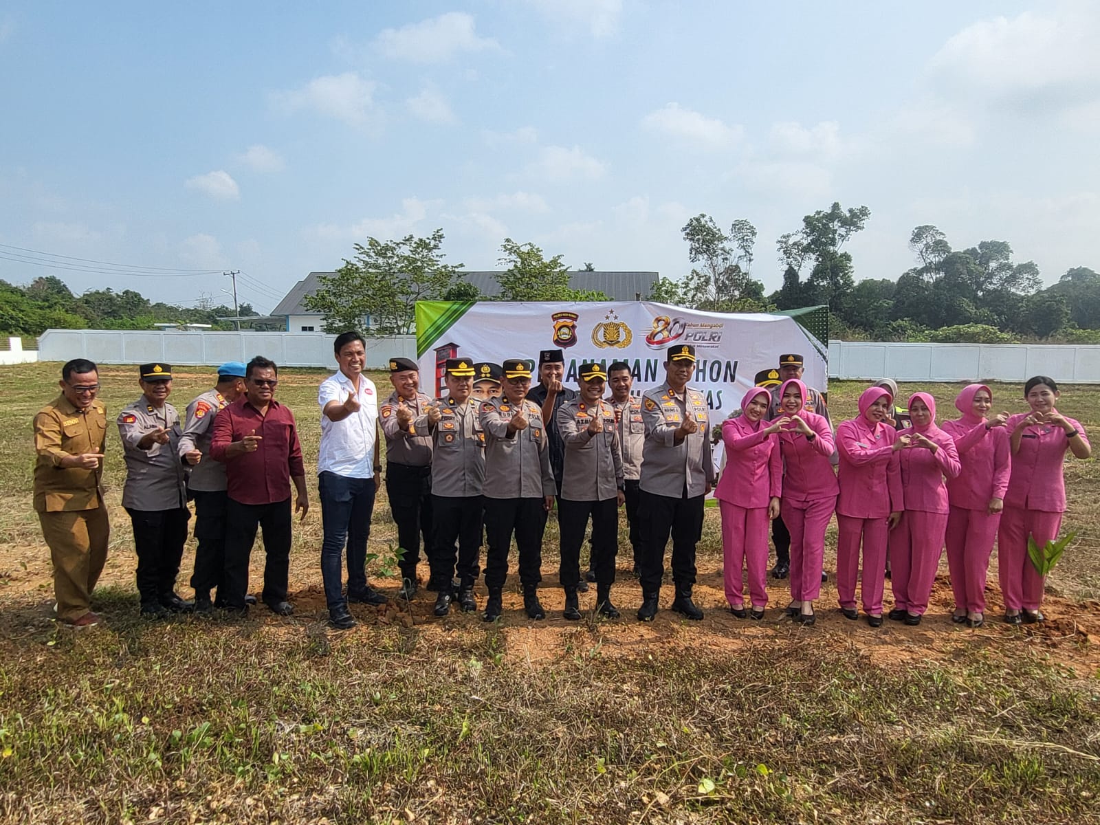 Peringati Hari Bhayangkara ke-80, Polres Musi Rawas Tanam Ratusan Bibit Pohon untuk Kelestarian Lingkungan Peringati Hari Bhayangkara ke-80, Polres Musi Rawas Tanam Ratusan Bibit Pohon untuk Kelestarian Lingkungan