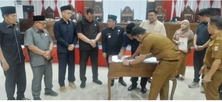 Rapat paripurna DPRD Musi Rawas Utara H, Devi Suhartoni Menyampaikan Rekomendasi LKPJ Tahun Anggaran 2025