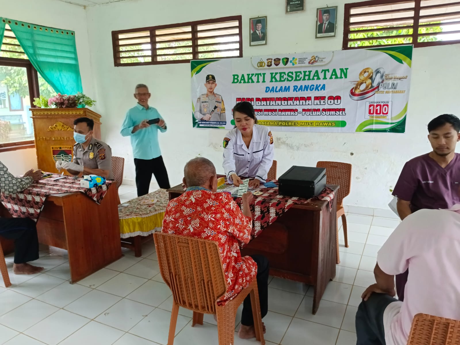 Senyum Bahagia Lansia Tugumulyo: Polres Musi Rawas Gelar Pengobatan Gratis dan Salurkan Tali Asih