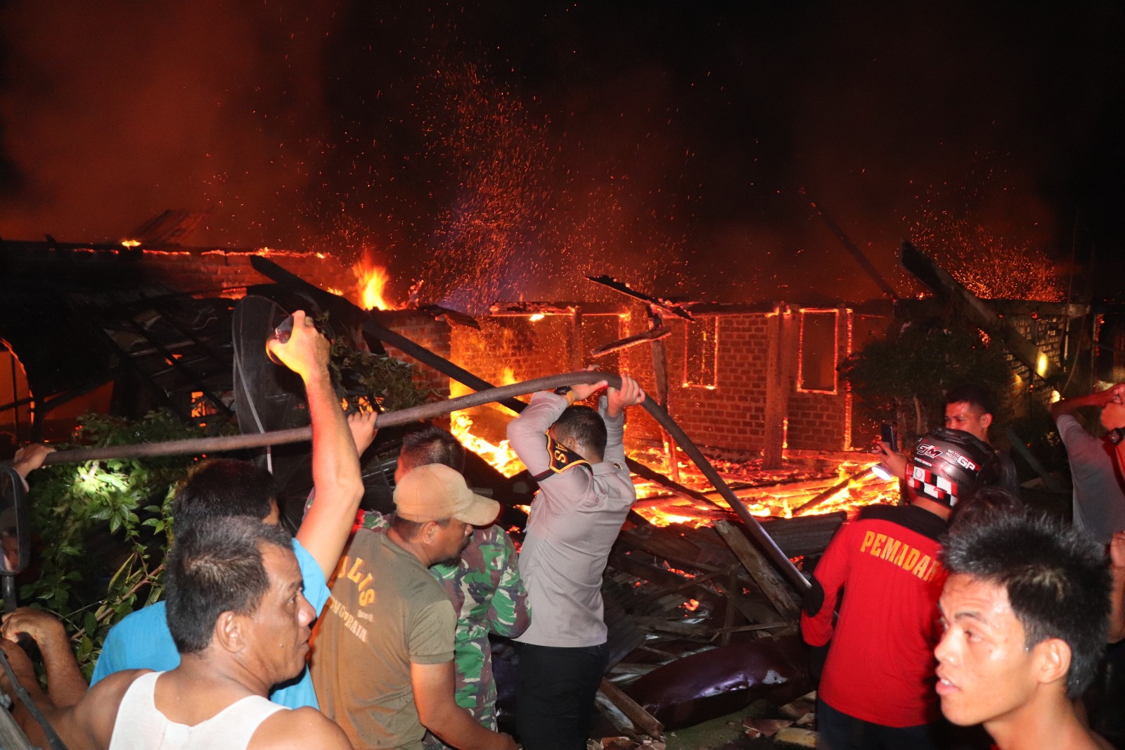Tiga Rumah Warga Pedang Terbakar, Polres Musi Rawas Sigap Amankan TKP dan Atur Lalu Lintas
