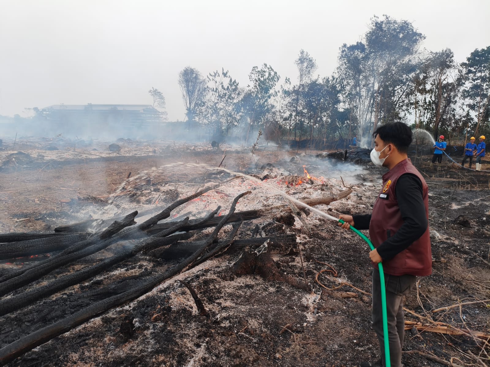 Jaga Musi Rawas dari Karhutla, Polsek Muara Kelingi BersamaTNI dan Perusahaan Berjibaku Padamkan Api