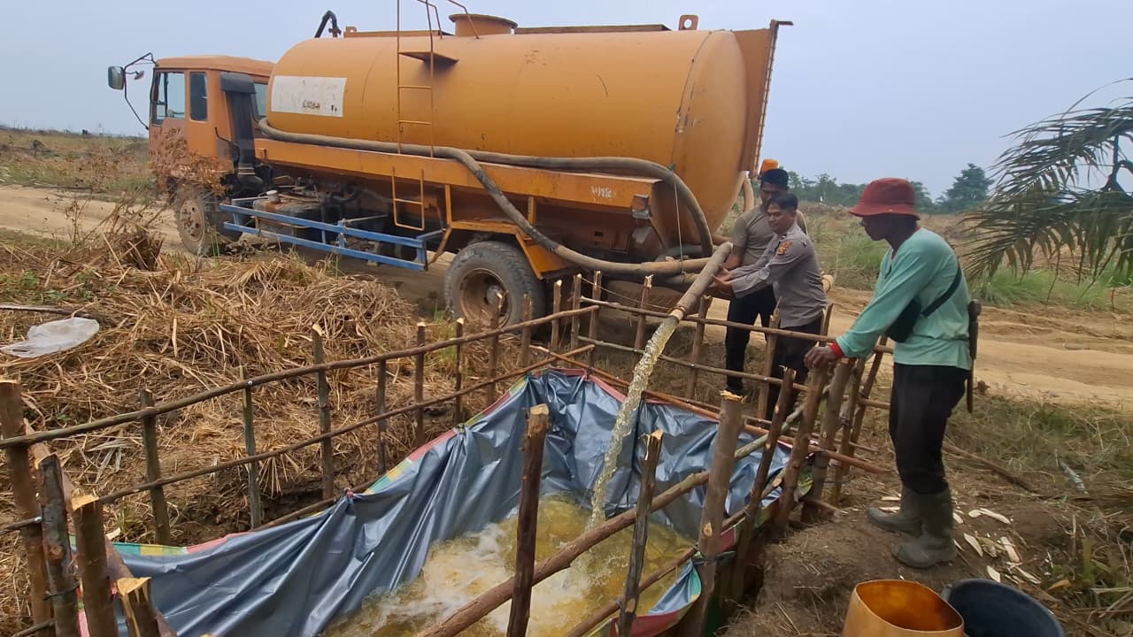 Sumber Air Mengering, Polsek BTS Ulu Datangkan 15 Ribu Liter Air untuk Antisipasi Karhutla