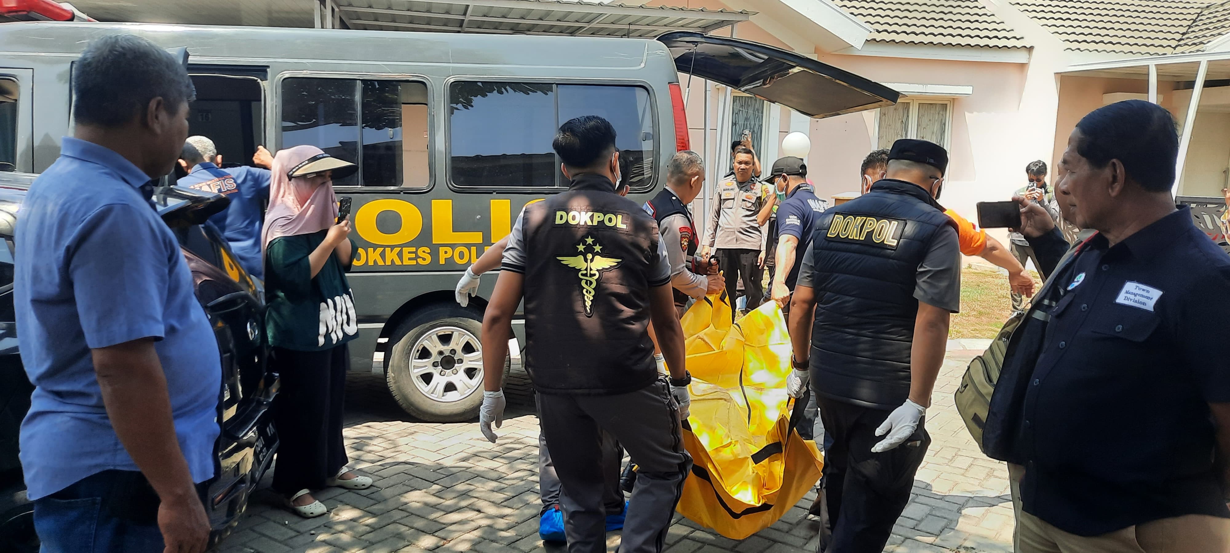Kapolsek Tamalate Datangi TKP Warga Meninggal Dunia di salahsatu perumahan di kelurahan Barombong. Kapolsek Tamalate Datangi TKP Warga Meninggal Dunia di salahsatu perumahan di kelurahan Barombong.
