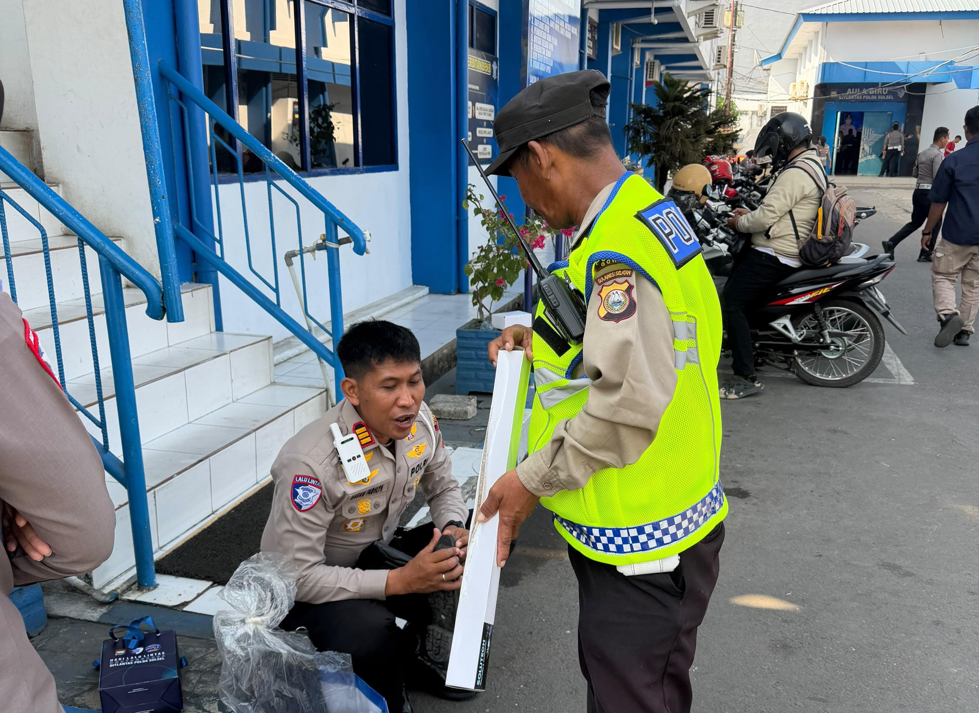 Kasat Lantas Polresta Gowa Dampingi Imam Hanafi Terima Penghargaan Kasat Lantas Polresta Gowa Dampingi Imam Hanafi Terima Penghargaan