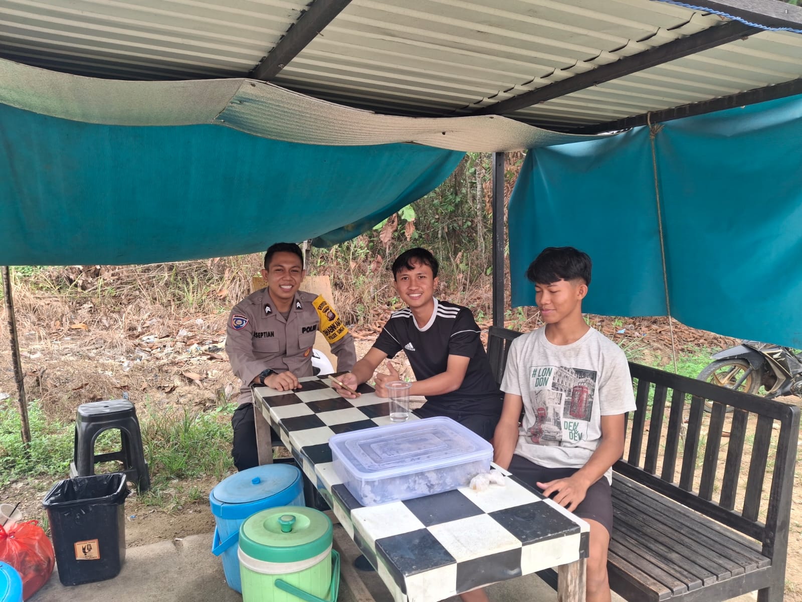 Senyum Ramah Bhabinkamtibmas Polsek Sungai Tebelian, Wujud Nyata Polisi Dekat Dengan Masyarakat Senyum Ramah Bhabinkamtibmas Polsek Sungai Tebelian, Wujud Nyata Polisi Dekat Dengan Masyarakat