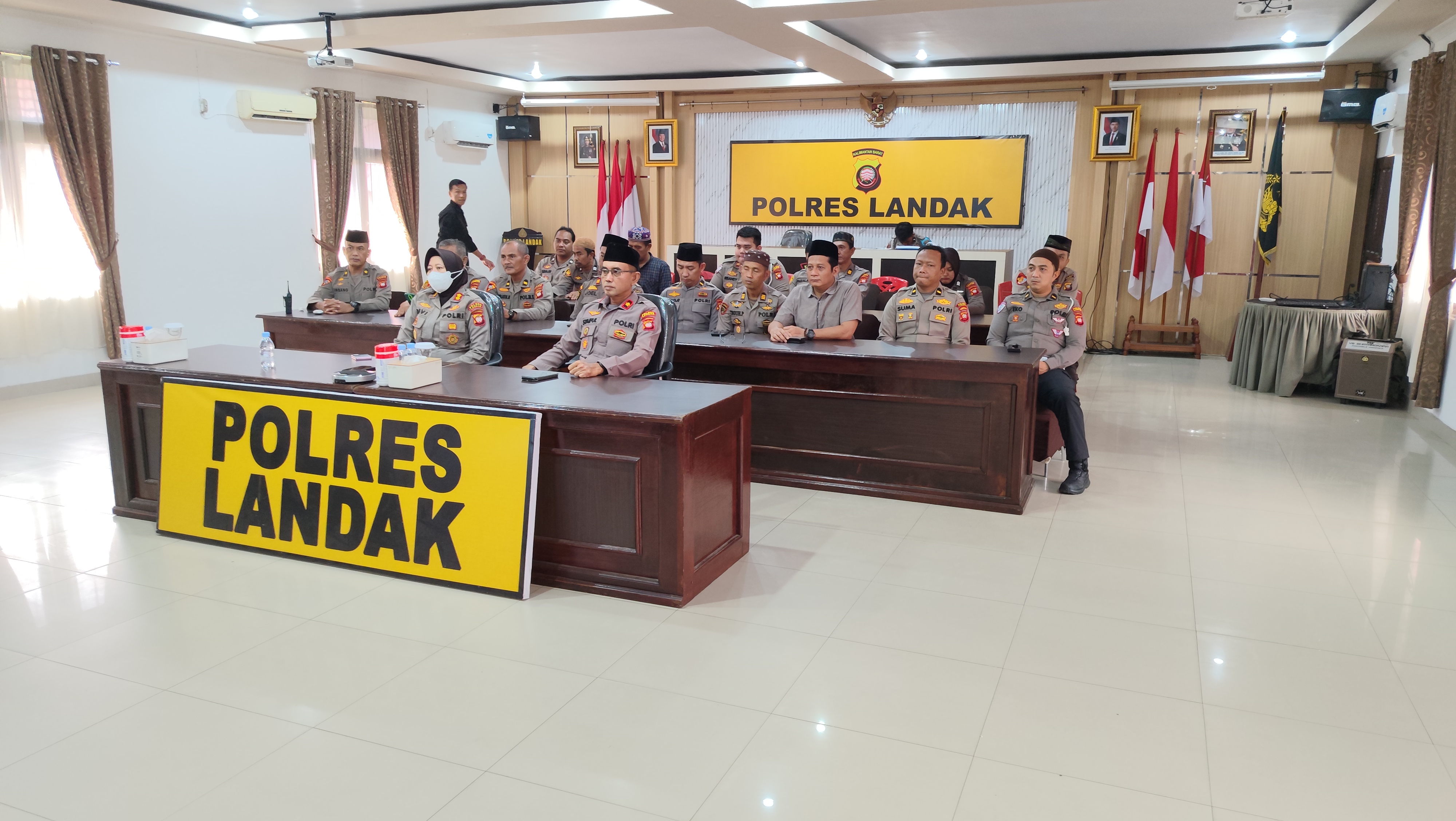 Polres Landak Ikuti Pembinaan Rohani Bersama Kapolri dan Gus Baha Secara Daring
