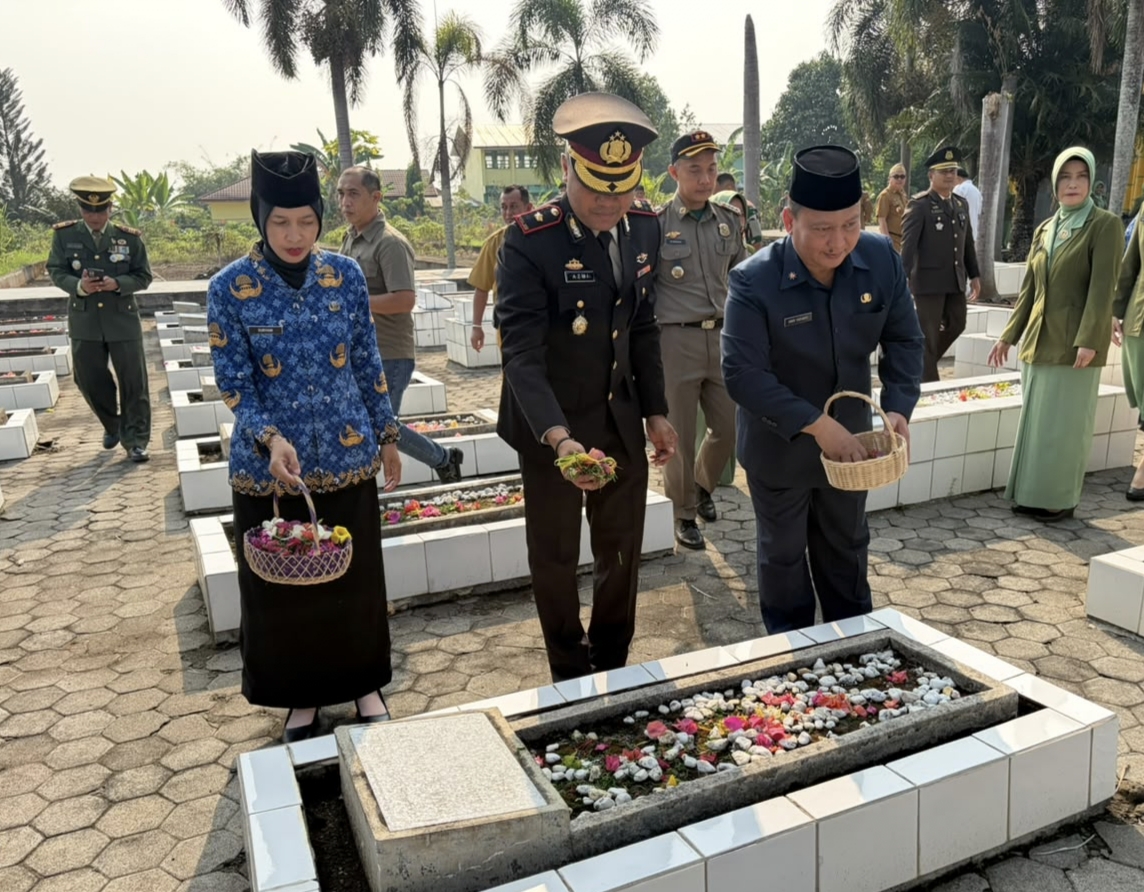 Hadiri Upacara Ziarah Nasional HUT ke-81 TNI di TMP PBS, Wakapolres Musi Rawas Tegaskan Semangat Sinergitas TNI-Polri Jadi Kekuatan Bangsa Hadiri Upacara Ziarah Nasional HUT ke-81 TNI di TMP PBS, Wakapolres Musi Rawas Tegaskan Semangat Sinergitas TNI-Polri Jadi Kekuatan Bangsa