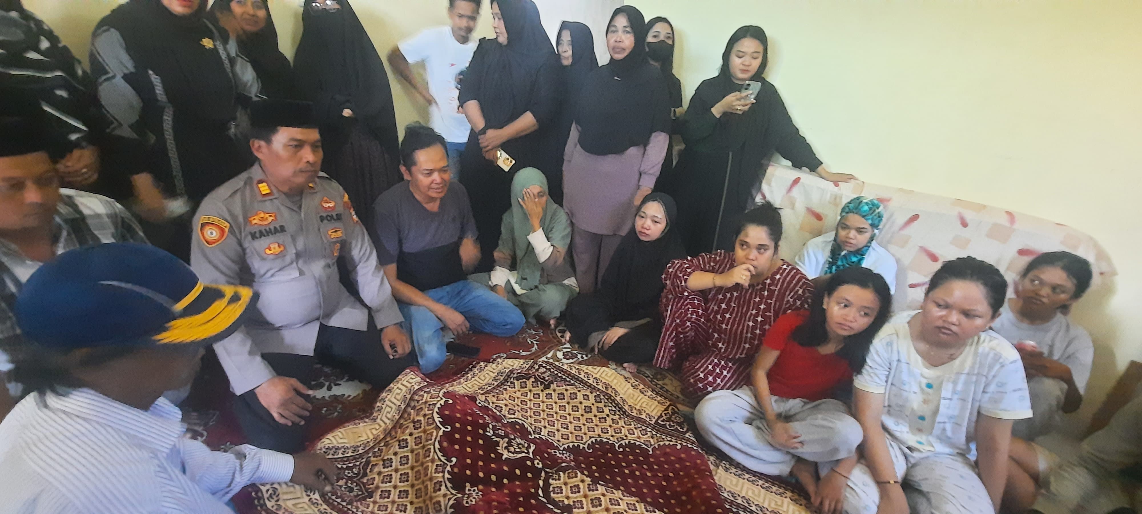 Wujud Kepedulian dan Empati, Polsek Tamalate Melayat ke Rumah Duka Orang Tua Kanit Intelkam