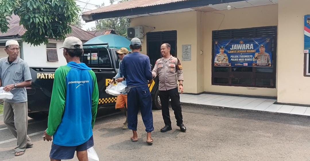 Berbagi Kebahagiaan di Hari Jumat, Polsek Tugumulyo Bagikan Puluhan Paket Makanan Lewat Program “JAWARA Berbagi Kebahagiaan di Hari Jumat, Polsek Tugumulyo Bagikan Puluhan Paket Makanan Lewat Program “JAWARA