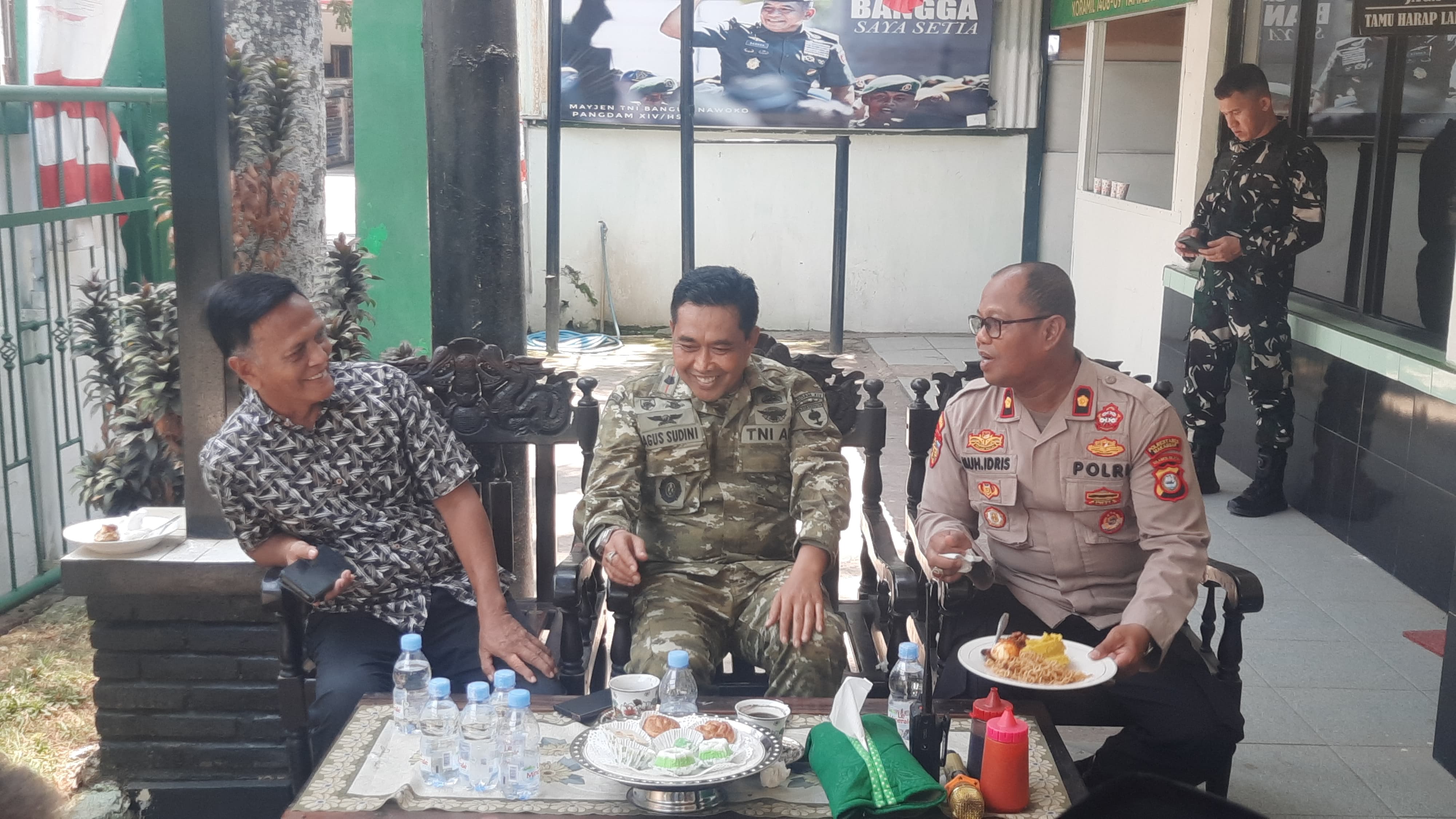 HUT ke – 81 TNI, Kapolsek Tamalate Sampaikan Ucapan Selamat ke Koramil 1408-09/Tamalate. HUT ke – 81 TNI, Kapolsek Tamalate Sampaikan Ucapan Selamat ke Koramil 1408-09/Tamalate.
