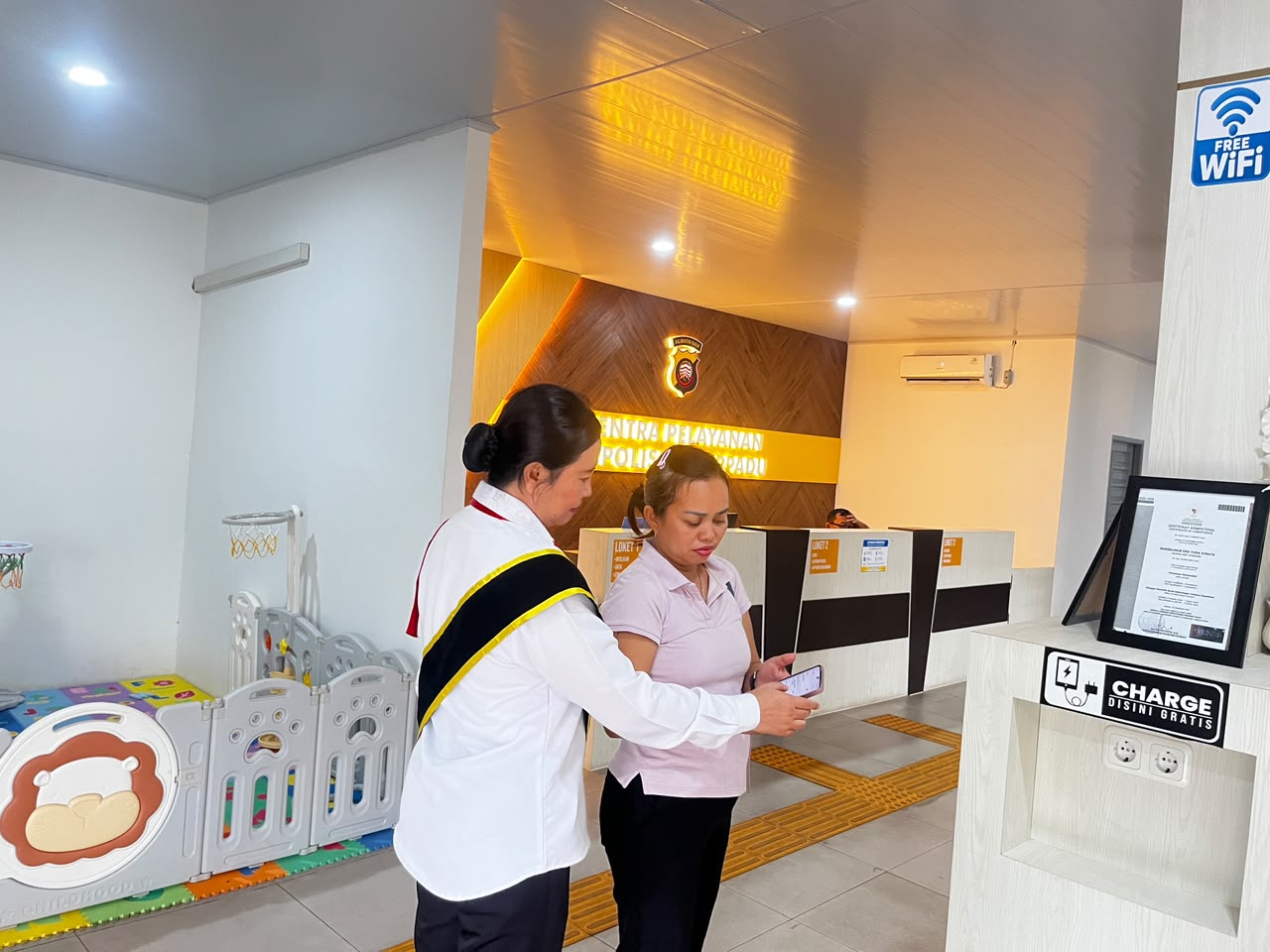 Polres Landak Terus Tingkatkan Pelayanan Publik, Dengan Diadakannya Polwan Jadi Pemandu Layanan Masyarakat Yang Datang Polres Landak Terus Tingkatkan Pelayanan Publik, Dengan Diadakannya Polwan Jadi Pemandu Layanan Masyarakat Yang Datang