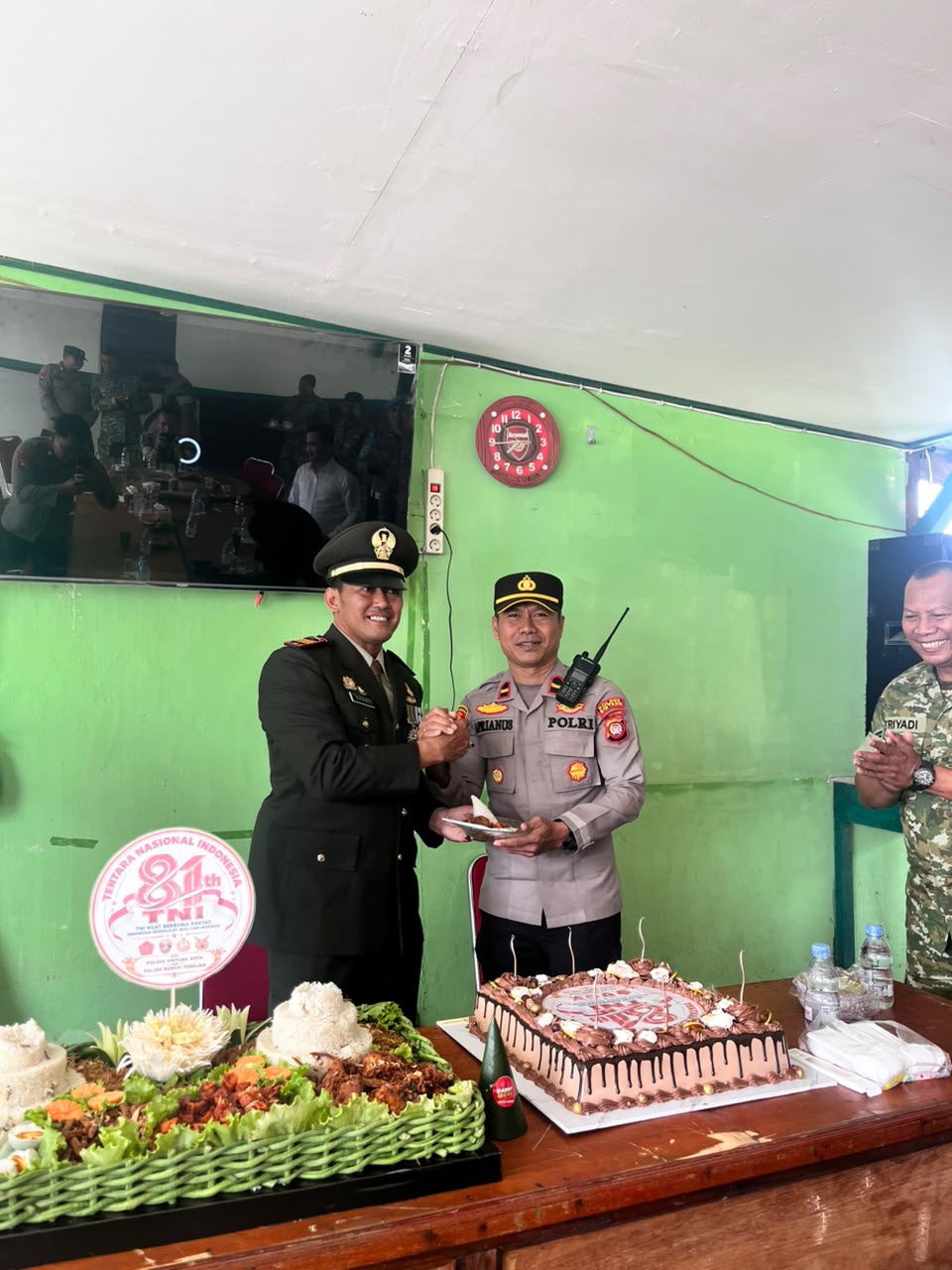 Kejutan HUT TNI ke-81, Polsek Sintang Kota dan Polsek Sungai Tebelian Sambangi Koramil 1205-07/Sintang Kejutan HUT TNI ke-81, Polsek Sintang Kota dan Polsek Sungai Tebelian Sambangi Koramil 1205-07/Sintang