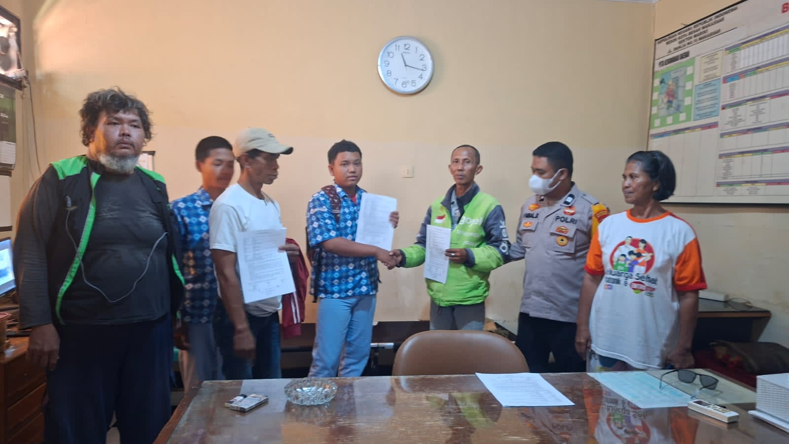 POLSEK MARISO LAKUKAN MEDIASI, KASUS KECELAKAAN DAN PENGANIAYAAN DI KELURAHAN MARISO SELESAI SECARA KEKELUARGAAN POLSEK MARISO LAKUKAN MEDIASI, KASUS KECELAKAAN DAN PENGANIAYAAN DI KELURAHAN MARISO SELESAI SECARA KEKELUARGAAN