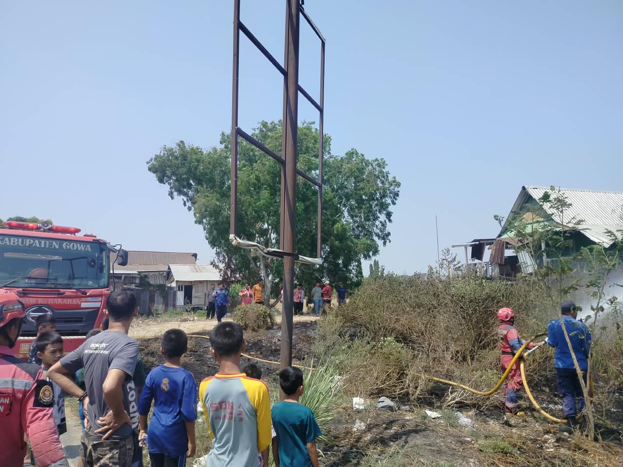 Api Berkobar di Tengah Lahan Kering, Polsek Barombong Bergerak Bersama Warga