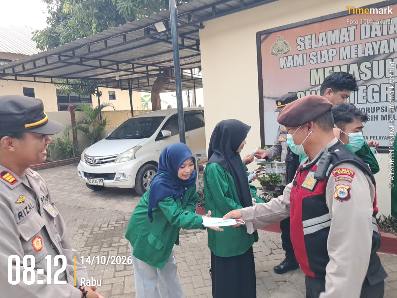 Personel Polsek Barombong Bagikan Masker, Cegah Dampak Asap Karhutla Personel Polsek Barombong Bagikan Masker, Cegah Dampak Asap Karhutla