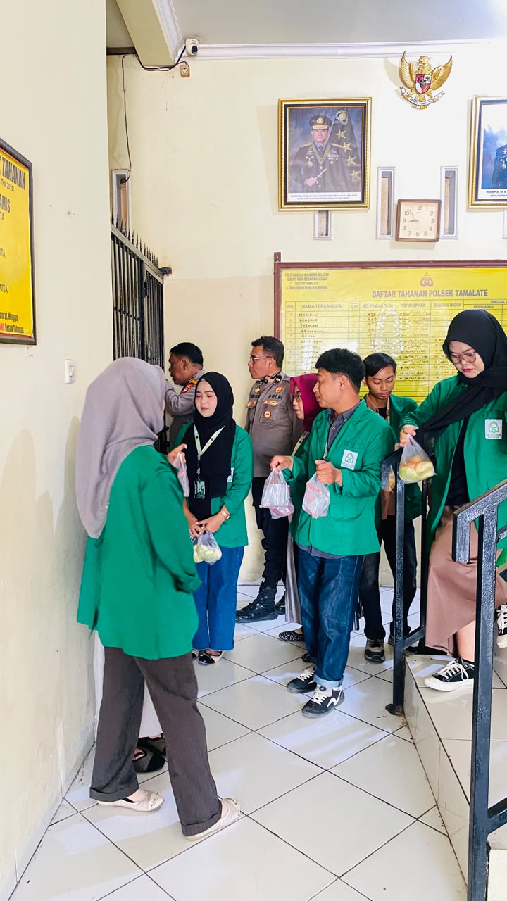 Tebar Kebaikan di Hari Jumat Mahasiswa PPL UNIAM dan Polsek Tamalate Bagikan Snack di Rutan Polsek Tamalate.