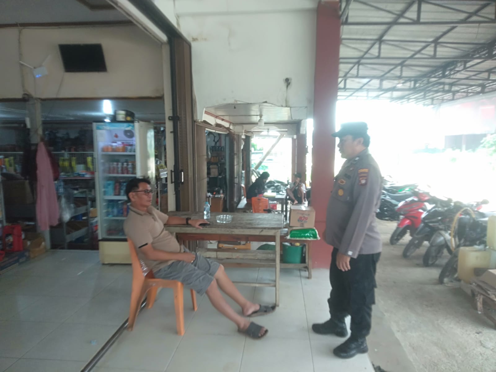Jumat Humanis di Kuala Behe, Polisi Sapa Warga Sekaligus Ingatkan Bahaya Tindak Kriminal Jumat Humanis di Kuala Behe, Polisi Sapa Warga Sekaligus Ingatkan Bahaya Tindak Kriminal
